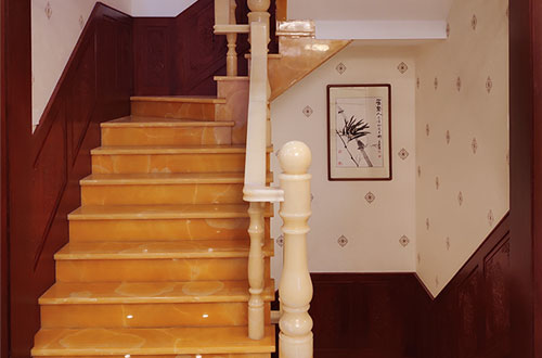 宕昌中式别墅室内汉白玉石楼梯的定制安装装饰效果